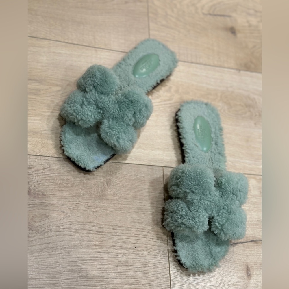 SOLDDDDHermes oran in light green shearling size 39. - Picture 1 of 10